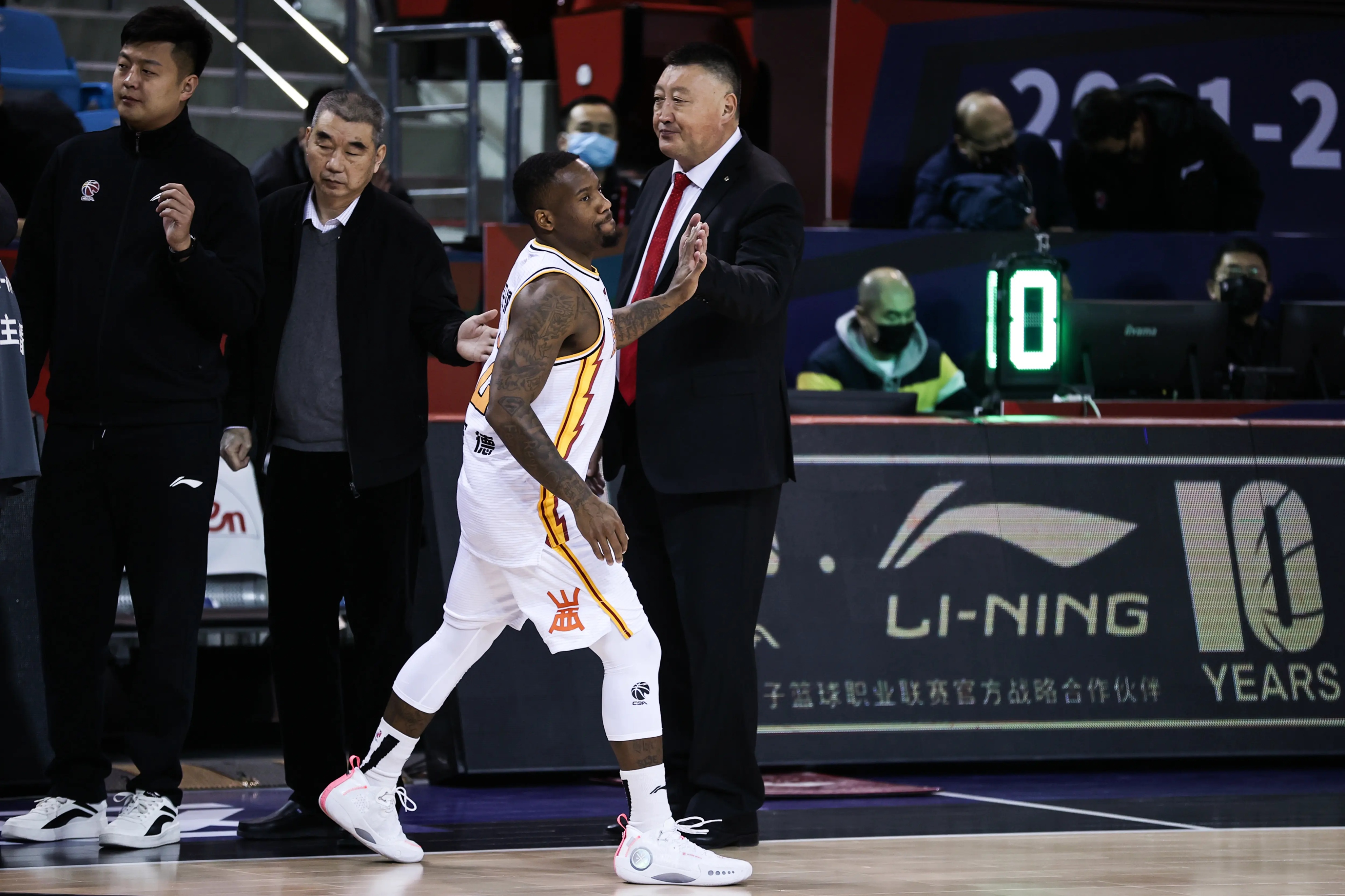 CBA季后赛倒计时，上海久事今晨遗憾出局，细节引发关注，质疑声四起，控场能力成焦点的简单介绍